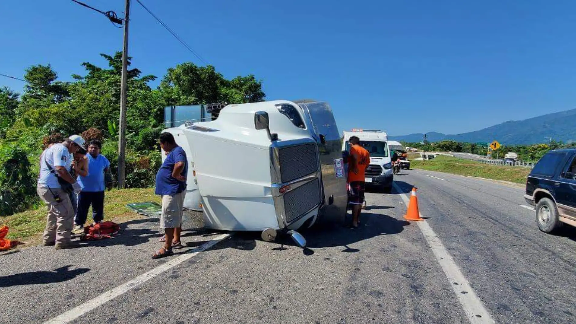 volcadura de trailer en la curva del diablo